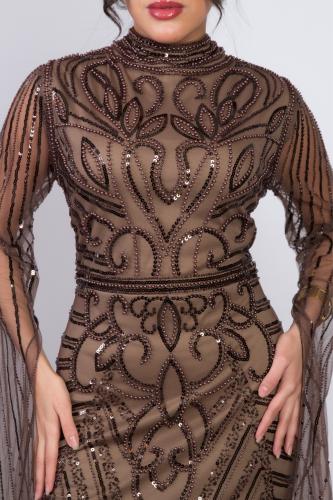 فستان سهرة "الدرّة البنيّة" بتطريزات هندسية وأكمام...