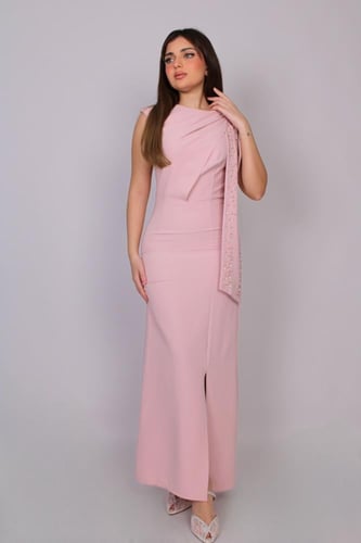 فستان طويل بتصميم أنثوي راقٍ يجمع بين البساطة والف...