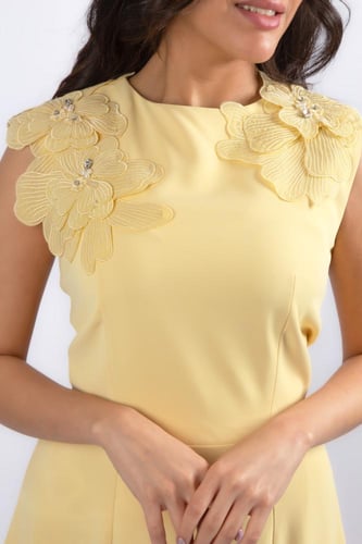 فستان أنيق بتصميم ناعم يلفت الانتباه