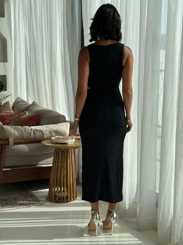 فستان أسود بقصّة أنيقة وتفصيل معدني يلفت الأنظار