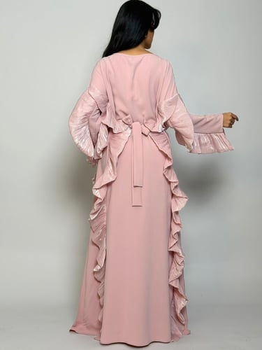 جلابية بقصّة مريحة وتفاصيل أنيقة