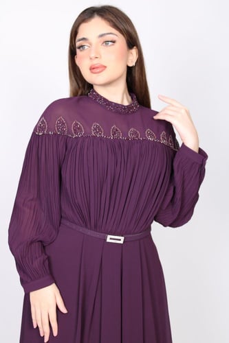 فستان سهرة طويل بتصميم أنثوي راقٍ