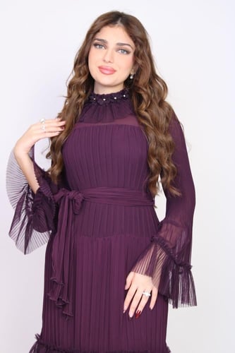 فستان طويل بتصميم أنثوي راقٍ ولون توتي عميق يلفت ا...