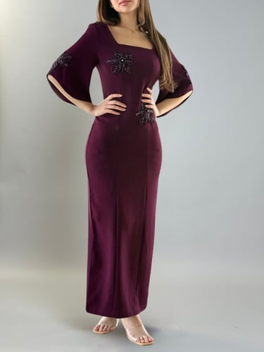 فستان بتطريزات لامعه