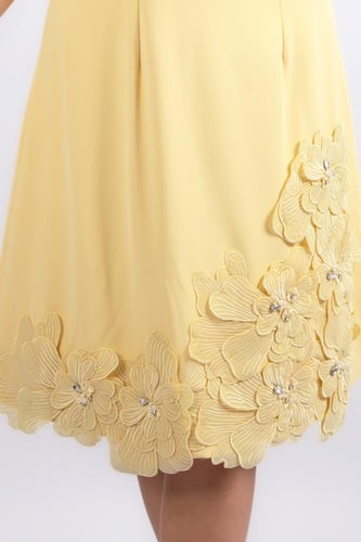 فستان أنيق بتصميم ناعم يلفت الانتباه