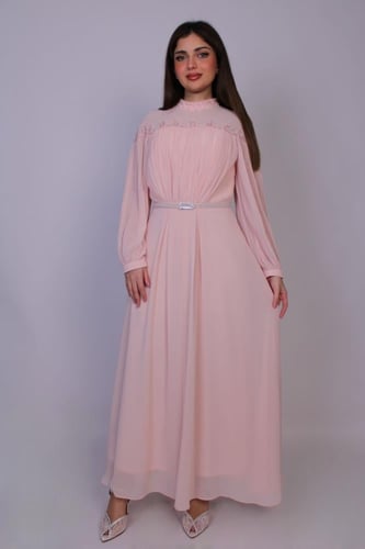 فستان سهرة طويل بتصميم أنثوي راقٍ