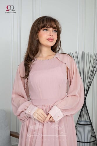 فستان ناعم يتألق ب اكسسوار ناعم على الاكمام وصدر و...