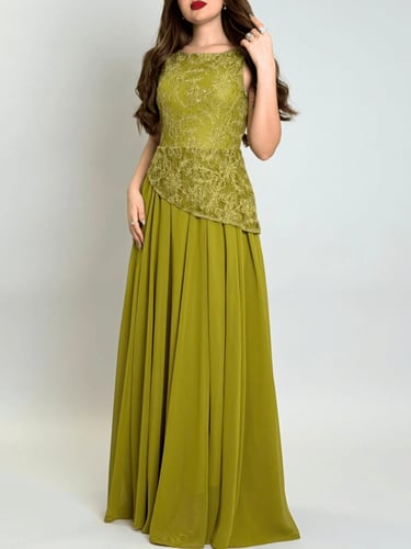 فستان انيق بتصميم راقٍ يجمع بين النعومة والفخامة