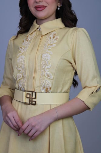 فستان أنيق بتصميم ناعم وانسيابي