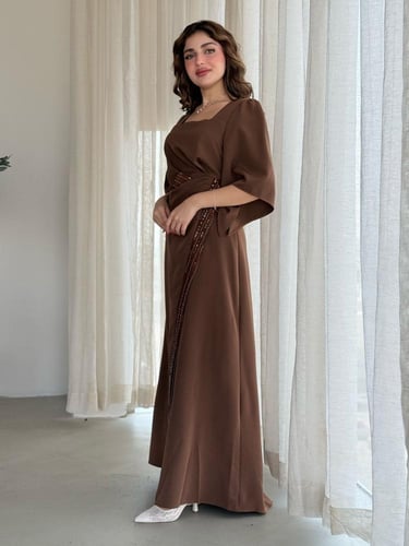 فستان بتصميم فاخر بلمسات ملكية، بأكمام واسعة وقصة...