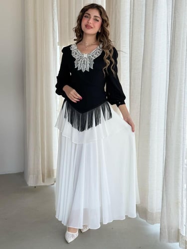 فستان بتطريز فاخر وقصة تنساب بنعومة