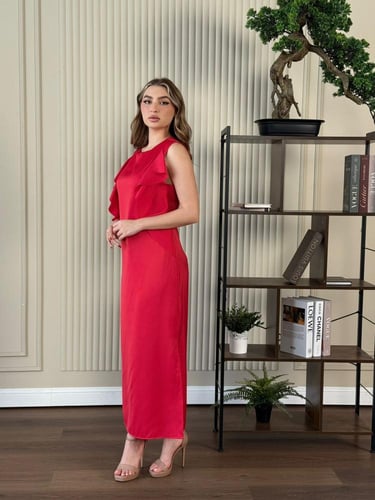 فستان بتصميم انسيابي بدون أكمام، مزين بكشكش جانبي