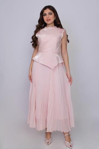 فستان أنيق بتصميم عصري يجمع بين البساطة والفخامة