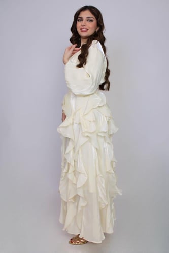 فستان طويل بتصميم طبقات أنثوية راقية