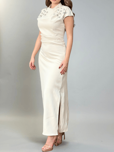 فستان بتصميم ناعم ومطرز على الأكتاف