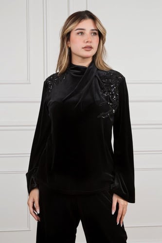 طقم مخمل لإطلالة شتوية فخمة