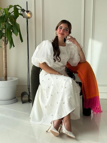 فستان متوسط الطول أنثوي، مزخرف بتطريزات ناعمة