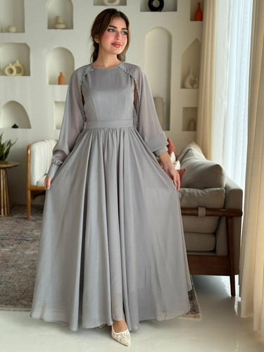 فستان بأكمام شفافة وتفاصيل خفيفة تعطيه إحساس ملكي