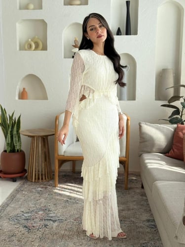 فستان نغمة الندى – دانتيل وكشكشة ساحرة