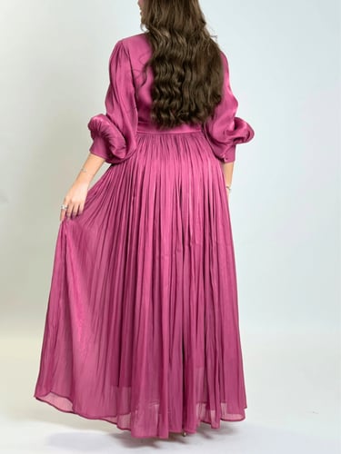 فستان طويل بتفاصيل زهور أنيقة