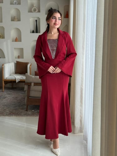 فستان بياقة بليزر وفتحة صدر لامعة تضيف لمسة عصرية...