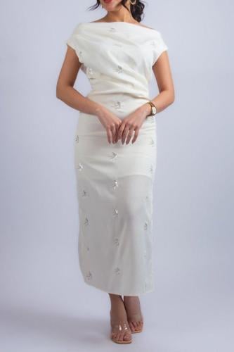 فستان بتفاصيل ناعمة مطرّزة