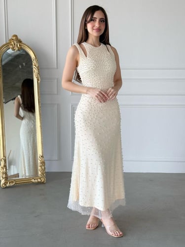 فستان سهره ناعم مزين باللؤلؤ