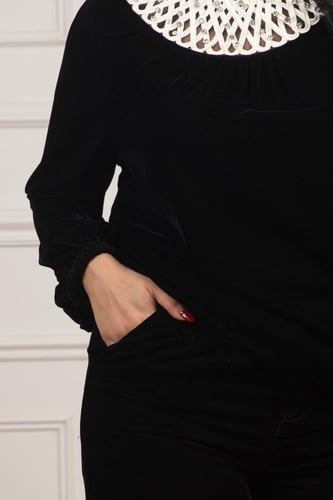 طقم أسود أنيق بياقة مزخرفة