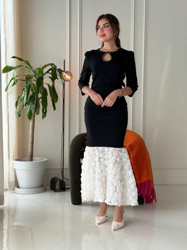 فستان سهرة ناعم ويتميز بخامة الباربي سترتش مع ورود...