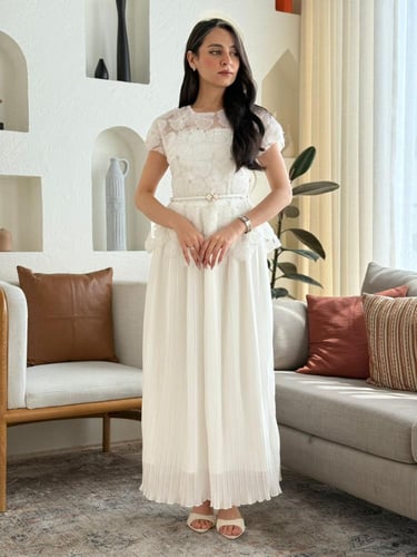 فستان زهرة اللؤلؤ أناقة بيضاء بطابع ملكي