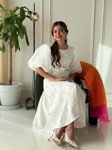 فستان متوسط الطول أنثوي، مزخرف بتطريزات ناعمة