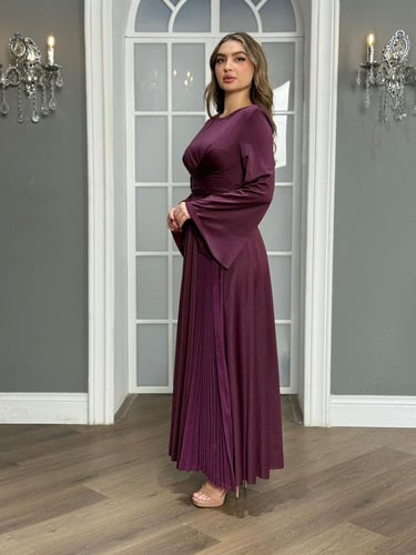 فستان بقصة ملكية بأكمام طويلة وتصميم بكسرات