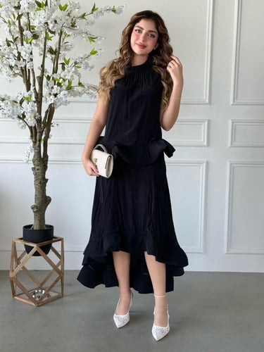 طقم بلمسة فنية بتصميم كلوش ناعم وتفاصيل كشكش