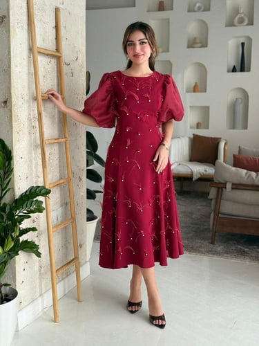 فستان متوسط الطول أنثوي، مزخرف بتطريزات ناعمة
