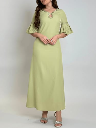 جلابية أنيقة بتصميم راقٍ يجمع بين الراحة والفخامة