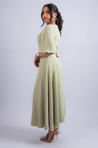 فستان بتفاصيل كتف مرصّعة