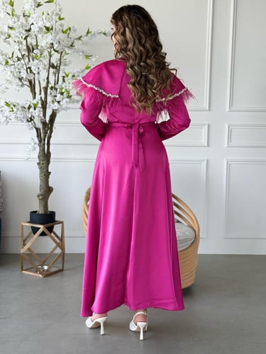 فستان مميز بكاب أنيق وتفاصيل ناعمة على الخصر