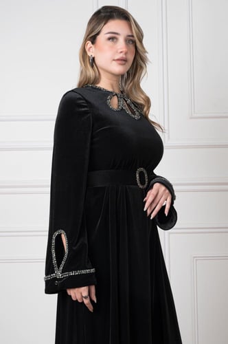 جلابية مخمل بقصّة راقية وتطريز كريستالي