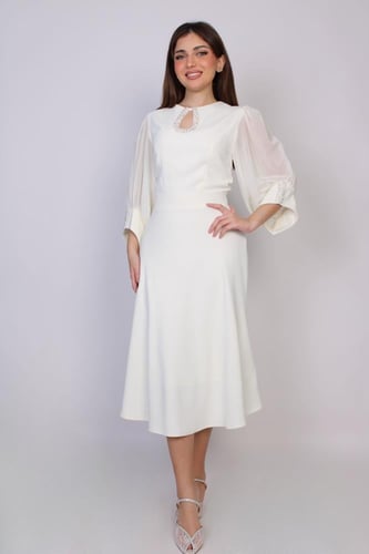 فستان أنيق بتصميم عصري يجمع بين البساطة والفخامة