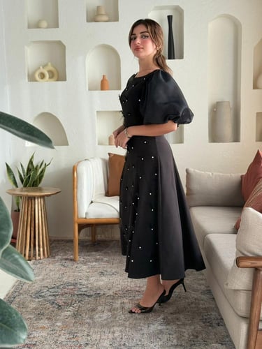 فستان متوسط الطول أنثوي، مزخرف بتطريزات ناعمة