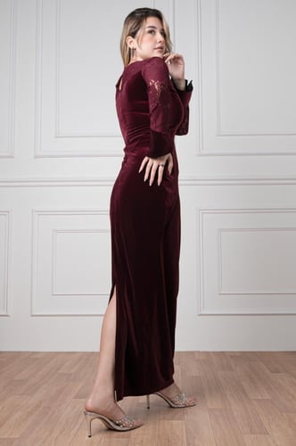 فستان مخملي فاخر بتطريز أزهار لامعة