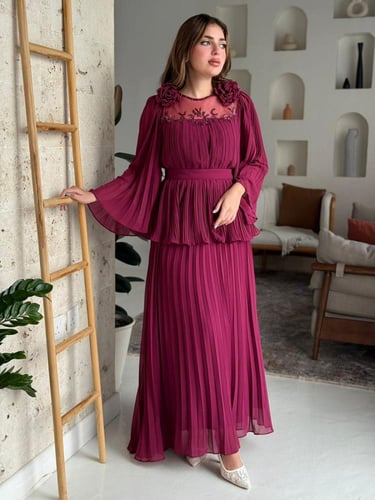 فستان مزوّد بتفاصيل ورود ناعمة على الصدر، وأكمام و...