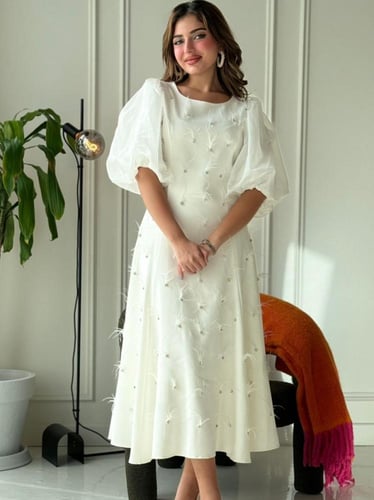 فستان متوسط الطول أنثوي، مزخرف بتطريزات ناعمة