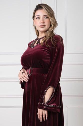 جلابية مخمل بقصّة راقية وتطريز كريستالي