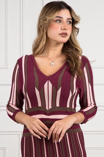 فستان يتميز بتصميم فخم وألوان دافئة متداخلة تمنحه...