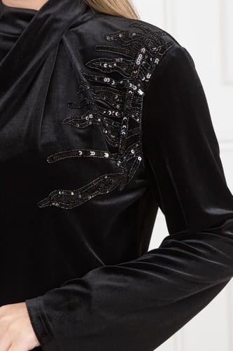 طقم مخمل لإطلالة شتوية فخمة