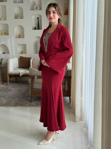 فستان بياقة بليزر وفتحة صدر لامعة تضيف لمسة عصرية...