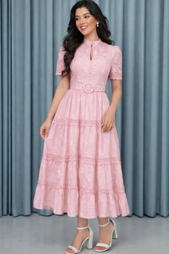 فستان أنثوي راقي بطبعات دانتيل أنيقة