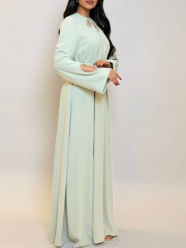 جلابية بتفاصيل مطرزة عند الرقبة والاكمام