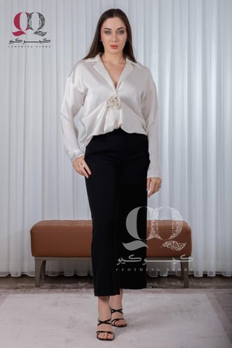 بلوزة بتصميم انيق وتتميز بخامة الستن الناعم